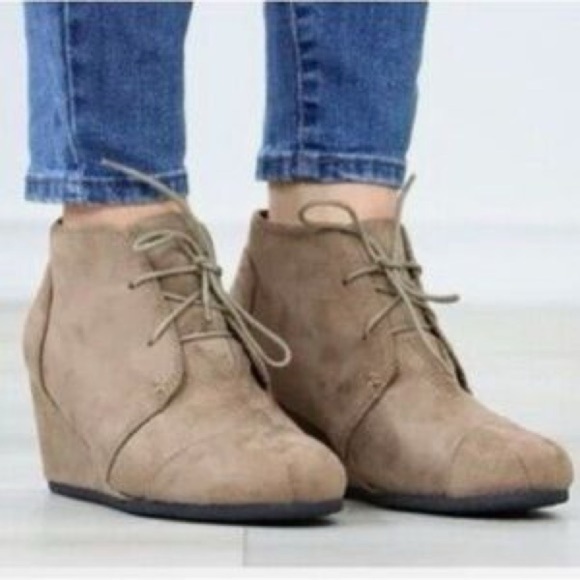 Toms Desert Neutral Beige Wedge Suede Bootie’s - Picture 2 of 8